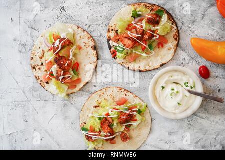 Vegetarische soft Tacos serviert mit Sour Cream dip Stockfoto