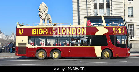 South Bank Coade stone Lion Skulptur auf die Westminster Bridge nimmt Fahrt auf der Rückseite des Big Bus London open top tour Sightseeing Bus London England Großbritannien Stockfoto
