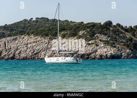 Segelboot in Voidokilia Strand, Peloponnes Stockfoto