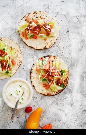 Vegetarische soft Tacos serviert mit Sour Cream dip Stockfoto