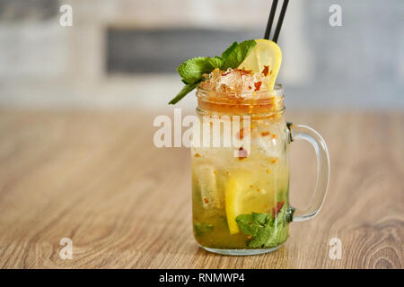 Erfrischende kalte Chili Limonade mit Minze garnieren im Marmeladenglas mit Holz- Hintergrund Stockfoto