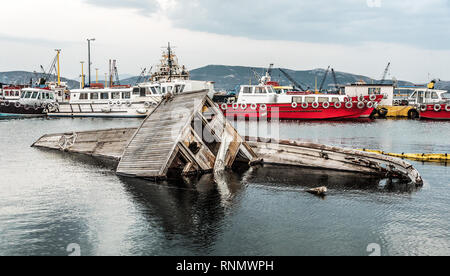 Sinkendes Boot am Hafen in Griechenland Stockfoto