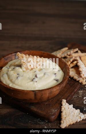 Hausgemachte Cannoli Dip mit Chips, selektiven Fokus Stockfoto