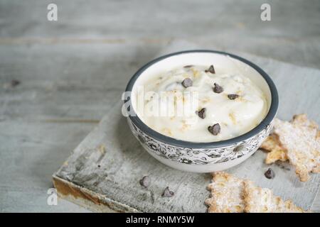 Hausgemachte Cannoli Dip mit Chips, selektiven Fokus Stockfoto