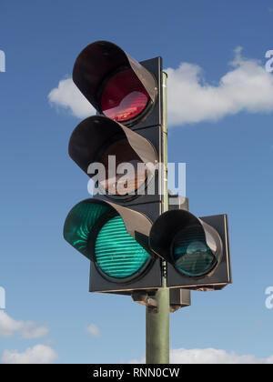 Ampel mit grünem Licht auf gegen den blauen Himmel Stockfoto