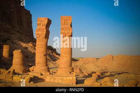 Letzte stehende Säulen von Napata der Tempel des Amun am Fuße des Jebel Barkal Berg, Karima, Sudan Stockfoto