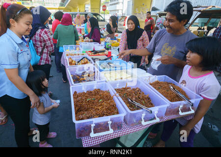 Kota Kinabalu in Sabah Malaysia - Jun 8, 2016: die Leute, die Essen Bazar in der Stadt Kota Kinabalu kaufen Lebensmittel für Ihre schnelle während der Islamischen m brechen Stockfoto