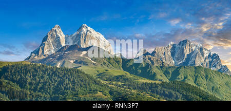 Hohe Gipfel des Kaukasus auf der Mestia Straße, obere Swanetien, Samegrelo-Zemo, Mestia Swanetien, Georgia. Stockfoto