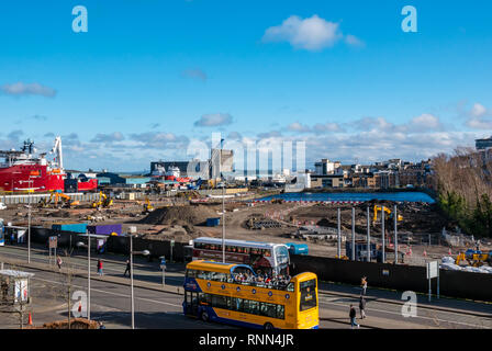 Die Bauarbeiten auf der Baustelle im Waterfront Plaza mit Touristen in oben offenen Bus und Schiffe im Hafen, Victoria Quay, Leith, Edinburgh, Schottland, Stockfoto