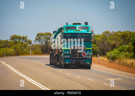 Big Road Train im australischen Outback mit Anhänger, Kraftstoff, Gas Station Stockfoto