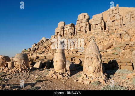 Statue Köpfe, von rechts, Herekles, Apollo- und Zeus, mit kopflosen Sitzstatuen vor der steinernen Pyramide 62 BC Royal Grab von König Antiochos I Die Stockfoto