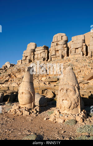 Statue Köpfe, von rechts, Herekles & Apollo mit kopflosen Sitzstatuen vor der steinernen Pyramide 62 BC Royal Grab von König Antiochos I Theos von C Stockfoto