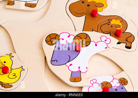 Bauernhof Tiere kleinkind Holz- peg Puzzle Stockfoto