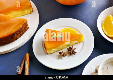 Scheibe der Kürbis, Orange Torte. Gesunde vegetarische Nahrung. Leckere Dessert Stockfoto