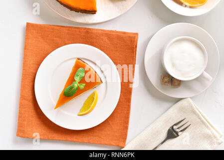 Stück Pumpkin Pie und Tasse Kaffee. Lecker gesund Dessert aus Kürbis. Ansicht von oben, flach Stockfoto