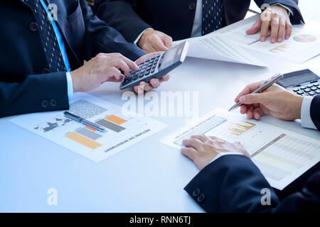 Die Unternehmer sind zutiefst Überprüfung eine finanzielle Berichte für einen Return on Investment oder Investitionen Risikoanalyse. Stockfoto