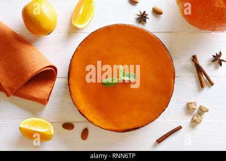 Kürbis orange Torte auf Holz- Hintergrund. Tasty Baking aus Kürbis. Gesunde vegetarische Nahrung. Ansicht von oben, flach Stockfoto