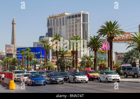 Autos an der Ampel auf dem Strip, Las Vegas, Nevada, United States warten. Stockfoto