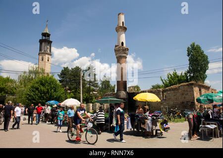 Marktstände vor dem Uhrturm und zerstörte Moschee, Prilep, Mazedonien Stockfoto