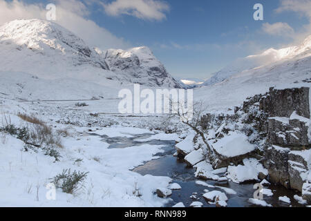 Die drei Schwestern und Pass von Glen Coe im Winter von der A82 Straße in der Nähe der Studie, Highland, Schottland. Stockfoto