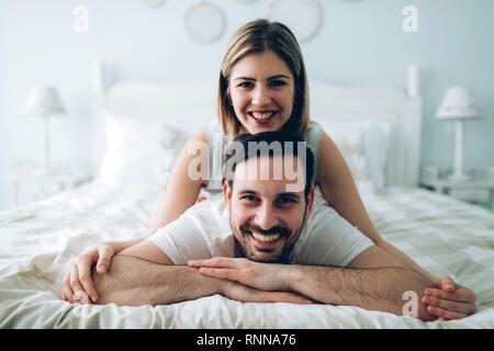 Porträt der jungen Liebenden Paar im Schlafzimmer Stockfoto