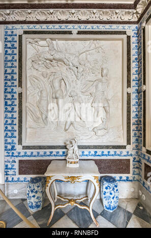 Reliefs, Stuckdekorationen im Badezimmer, im Badehaus Palast auf der Insel aka Palast auf dem Wasser, an Lazienki Park in Warschau, Polen Stockfoto