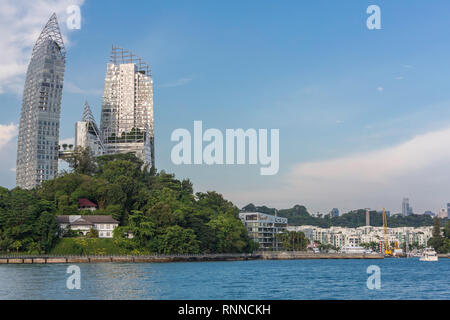 Singapur Nebeneinander von Alt und Neu: Daniel Libeskinds "Reflections" im Hintergrund vs Hafenmeister des 1920er-Ära Haus im Vordergrund. Die scheinbare Stockfoto