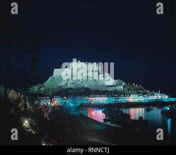 Kanal Inseln. Jersey. Mont Orgueil Castle bei Nacht. (Gorey Castle). Stockfoto