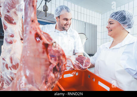 Team von Metzger arbeiten mit Fleisch Metzgerei Stockfoto