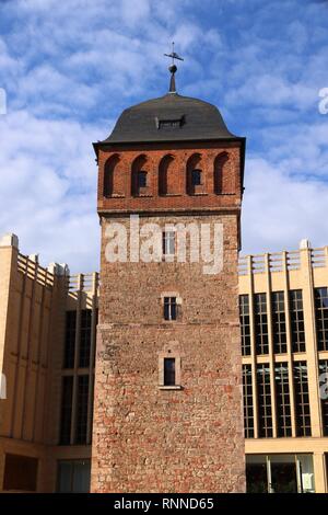 Chemnitz, Deutschland (Sachsen). Der Rote Turm, Teil der ehemaligen Stadtmauer. Mittelalterliche Wahrzeichen. Stockfoto