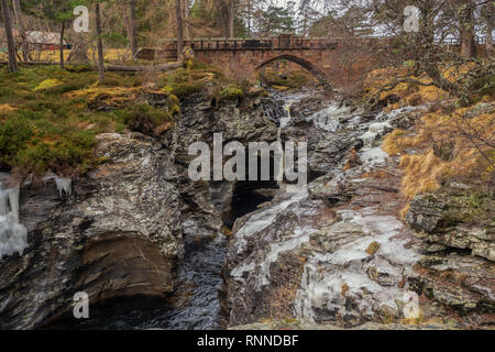 Linn von Dee der Fluss führt Osten durch einen 300 m langen natürlichen Felsen Schlucht, ein Ort viel von Königin Victoria während ihrer Aufenthalte bevorzugt im Balmoral. Stockfoto