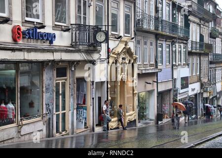 PORTO, PORTUGAL - 24. MAI 2018: Touristen besuchen die Altstadt Einkaufsstraße in Porto, Portugal. Porto ist die zweitgrößte Stadt in Portugal. Die Altstadt ist Stockfoto