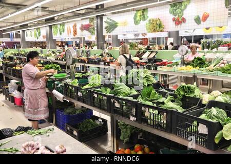 PORTO, PORTUGAL - 24. MAI 2018: Menschen shop An einem Gemüsestand im Mercado do Bolhao, Porto. Mercado do Bolhao ist eine beliebte traditionelle Lebensmittel Markt p Stockfoto