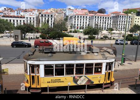 Lissabon, Portugal - Juni 5, 2018: die Menschen fahren Sie mit dem gelben Straßenbahn in Praça Martim Moniz in Lissabon, Portugal. Der Lissaboner Straßenbahn geht zurück auf 187 Stockfoto