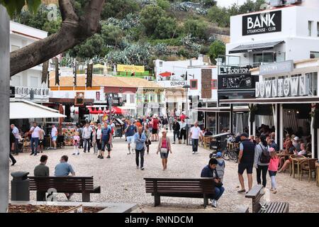 ALBUFEIRA, PORTUGAL - 30. Mai, 2018: die Menschen besuchen Sie die Innenstadt von Albufeira, Portugal. Die Stadt ist ein beliebtes Reiseziel und hat bedeutende expat pop Stockfoto