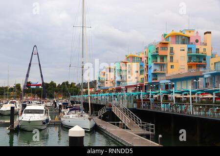 ALBUFEIRA, PORTUGAL - 30. MAI 2018: Farbenfrohe Architektur durch den Jachthafen von Albufeira, Portugal. Die Stadt ist ein beliebtes Reiseziel und hat Zeichen Stockfoto