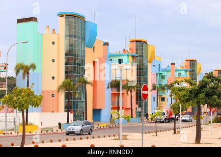 ALBUFEIRA, PORTUGAL - 30. MAI 2018: Farbenfrohe Architektur durch den Jachthafen von Albufeira, Portugal. Die Stadt ist ein beliebtes Reiseziel und hat Zeichen Stockfoto