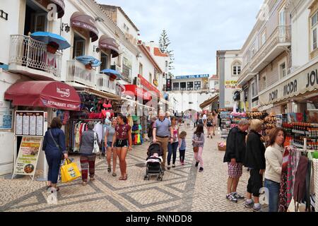 ALBUFEIRA, PORTUGAL - 30. Mai, 2018: die Menschen besuchen Sie die Innenstadt von Albufeira, Portugal. Die Stadt ist ein beliebtes Reiseziel und hat bedeutende expat pop Stockfoto