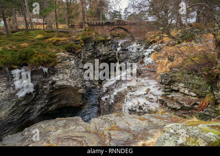 Linn von Dee der Fluss führt Osten durch einen 300 m langen natürlichen Felsen Schlucht, ein Ort viel von Königin Victoria während ihrer Aufenthalte bevorzugt im Balmoral. Stockfoto