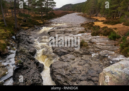 Linn von Dee der Fluss führt Osten durch einen 300 m langen natürlichen Felsen Schlucht, ein Ort viel von Königin Victoria während ihrer Aufenthalte bevorzugt im Balmoral. Stockfoto