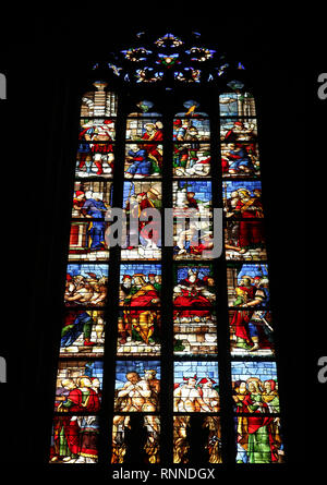 Mailänder Dom - biblische Geschichten auf Glasmalereien in berühmten Wahrzeichen von Italien Stockfoto