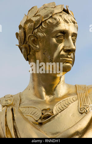 Die vergoldete Statue von König Charles ll in der Mitte der Abbildung des Royal Hospital Chelsea (für Ex-Soldaten), die er im Jahre 1682 gegründet. Stockfoto