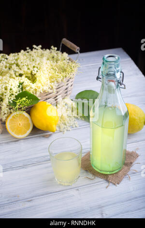 Frische Sirup von nigra sambucus mit gelben Zitronen in Glasflasche Stockfoto