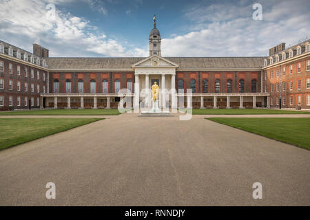 Die vergoldete Statue von König Charles ll in der Mitte der Abbildung des Royal Hospital Chelsea (Heim für ehemalige Soldaten), die er im Jahre 1682 gegründet. Stockfoto