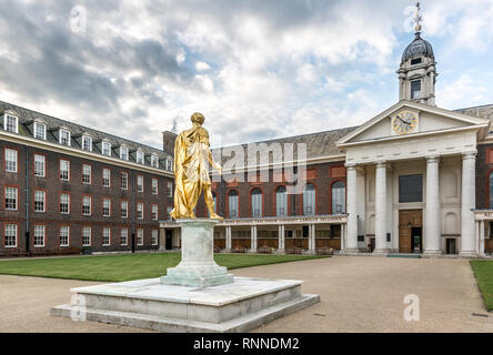 Die vergoldete Statue von König Charles ll in der Mitte der Abbildung des Royal Hospital Chelsea (für Ex-Soldaten), die er im Jahre 1682 gegründet. Stockfoto