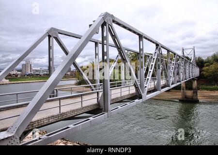 Okayama, Japan - Stadt in der Region Chugoku (Insel Honshu). Fußgängerbrücke über die Asahi River. Stockfoto