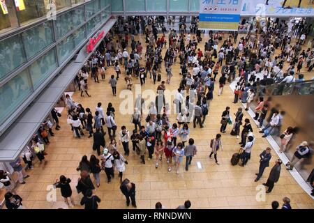 NAGOYA, Japan - 28. April: Reisende schnell am Bahnhof Nagoya am 28. April 2012 in Japan. Es besteht seit 1886 und ist einer der größten der Welt s Stockfoto