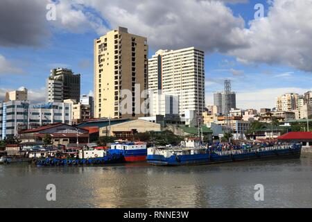 Manila City Skyline in Philippinen. Wohntürme und Pasig River. Stockfoto