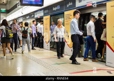 Singapur MRT Mass Rapid Transit Passagiere. Stockfoto