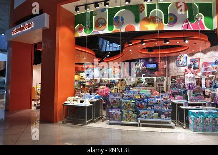 DUBAI, VAE - November 22, 2017: Nickelodeon Toy Store in der Dubai Mall. Es ist das größte Einkaufszentrum in der Welt aus der Gesamtfläche mit 502.000 Quadratmetern reta Stockfoto